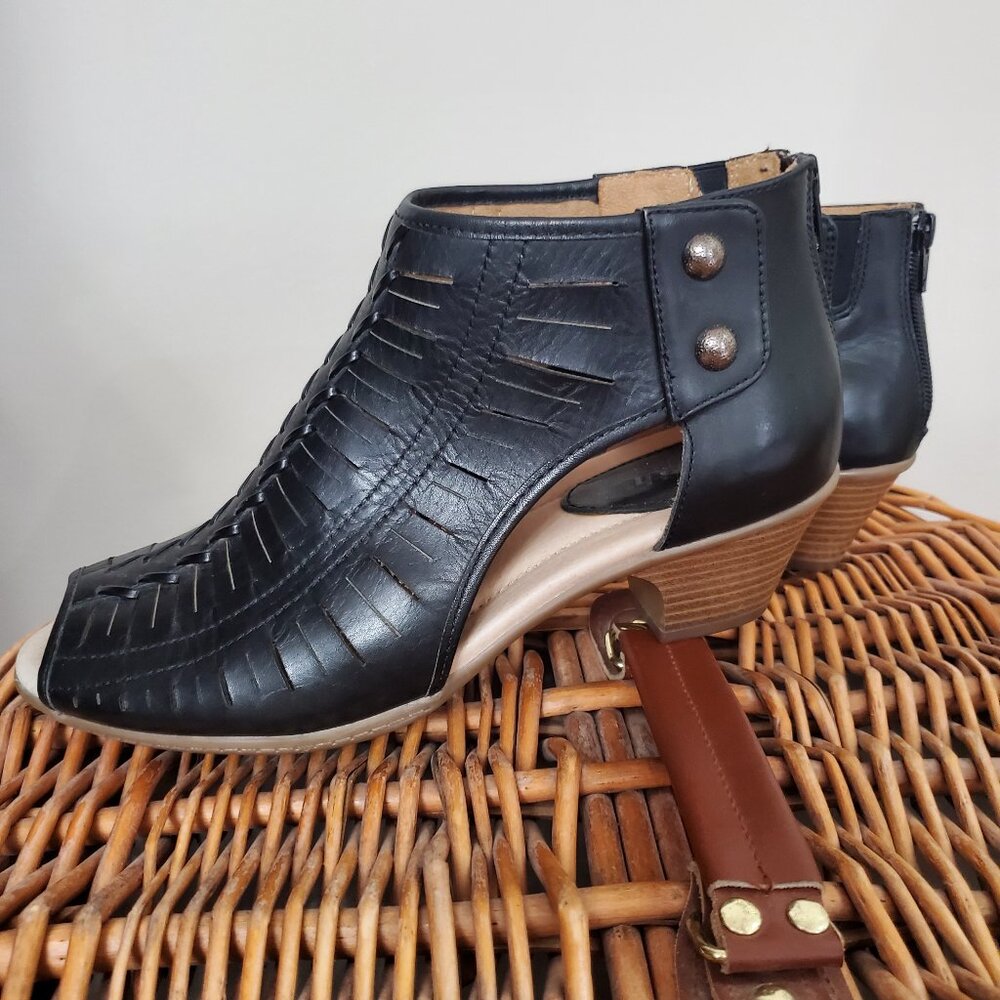 Like New, Earth Shoes sz 10 fit 9.5